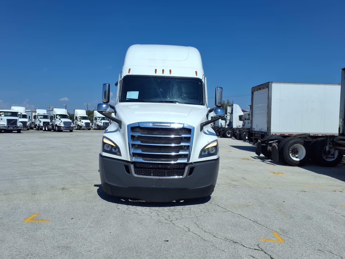 2022 Freightliner Cascadia in Fort Worth, TX — photo 2