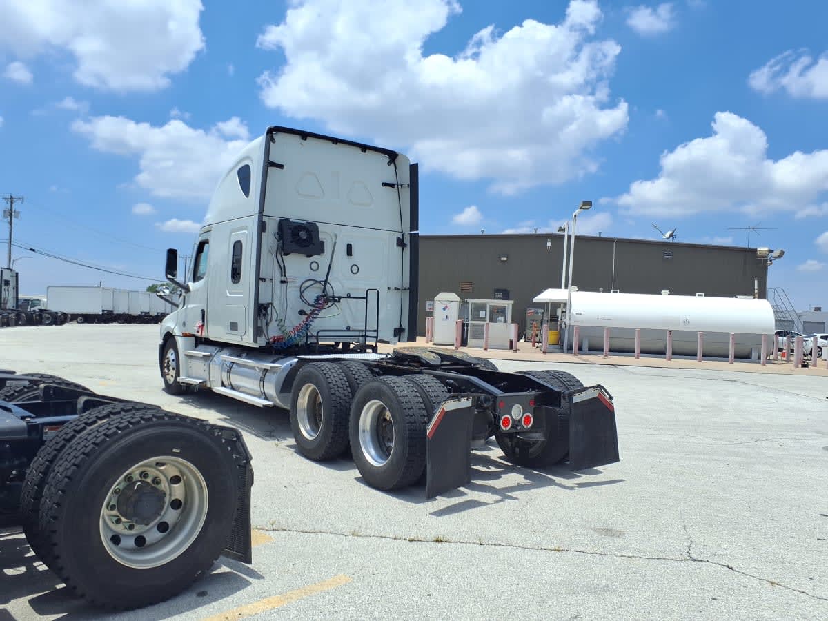 2022 Freightliner Cascadia in Fort Worth, TX — photo 6