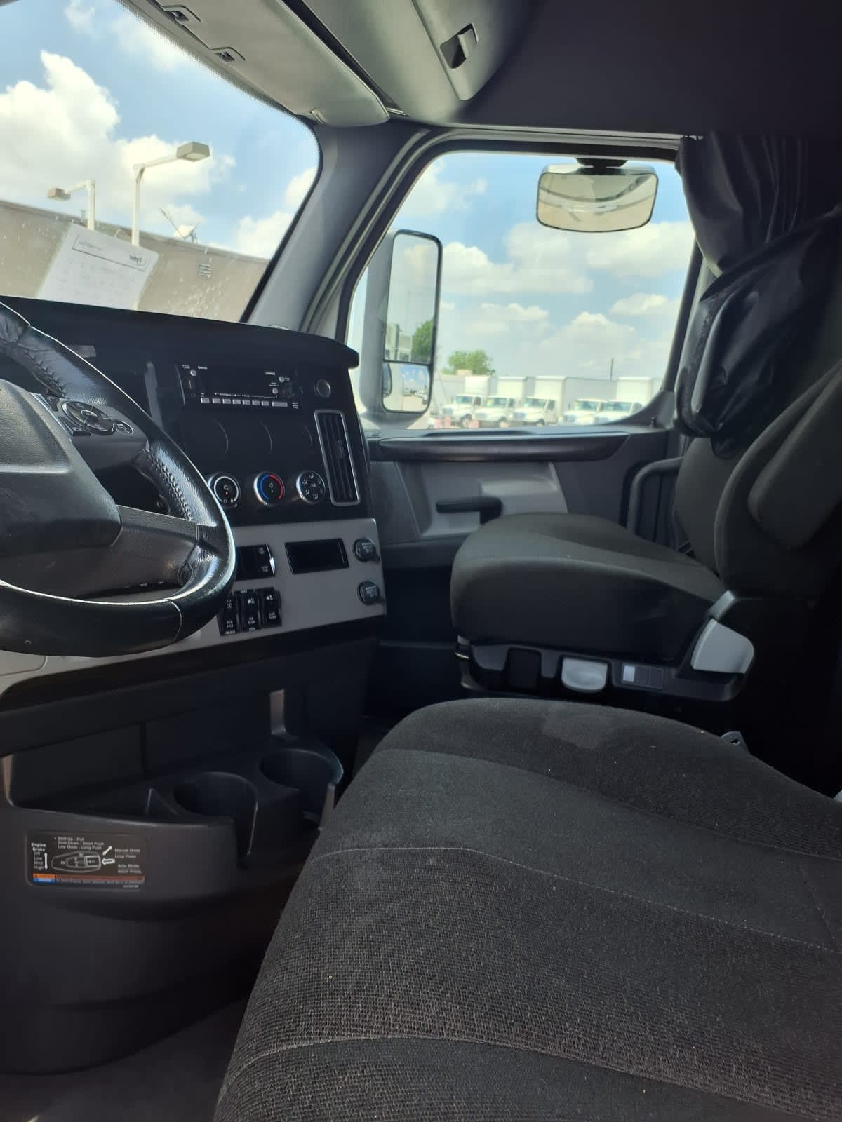 2022 Freightliner Cascadia in Fort Worth, TX — photo 7