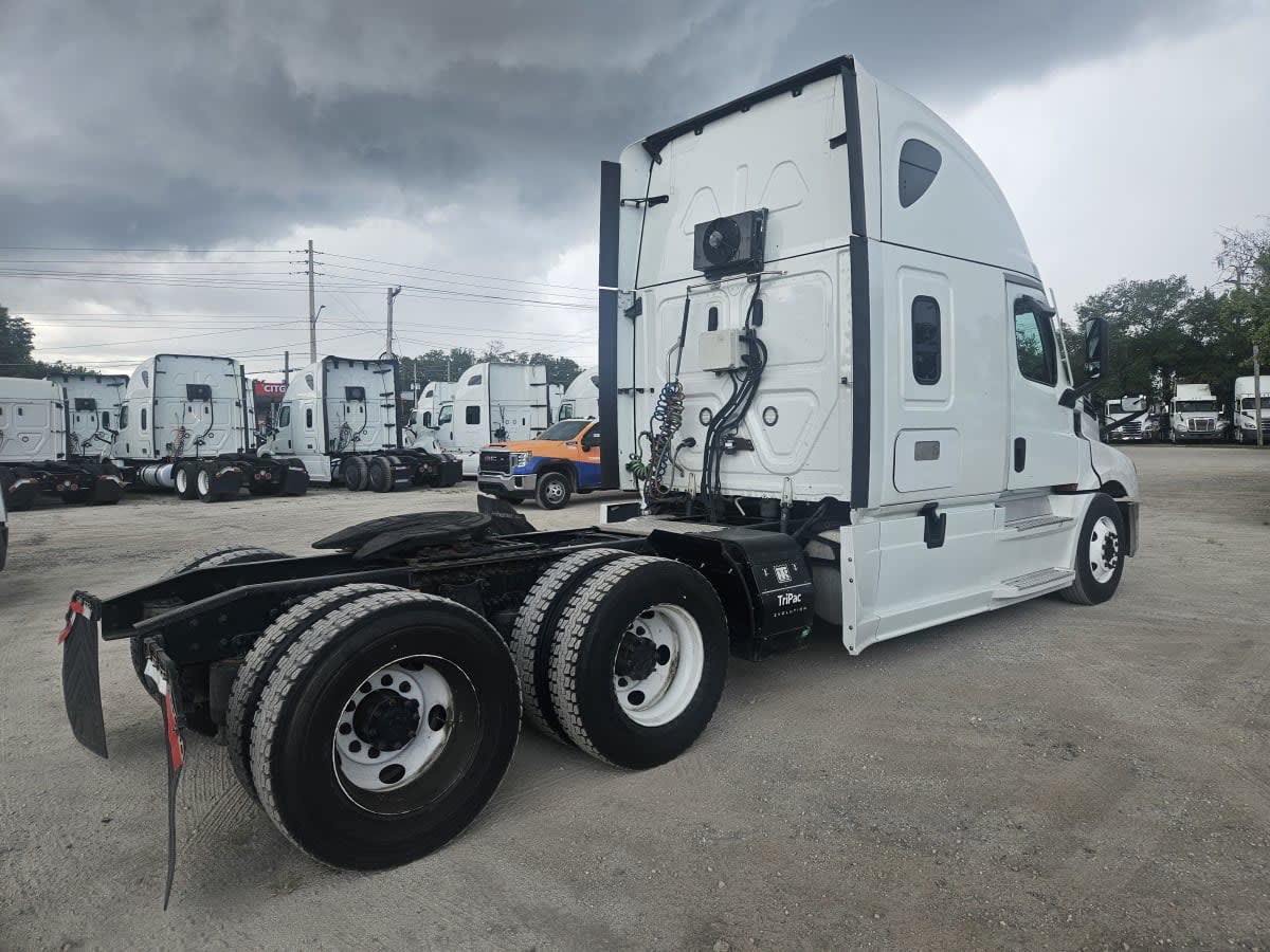 2022 Freightliner Cascadia in Orlando, FL — photo 4
