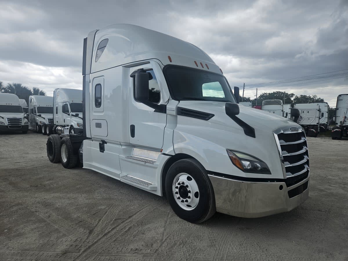 2022 Freightliner Cascadia in Orlando, FL — photo 3