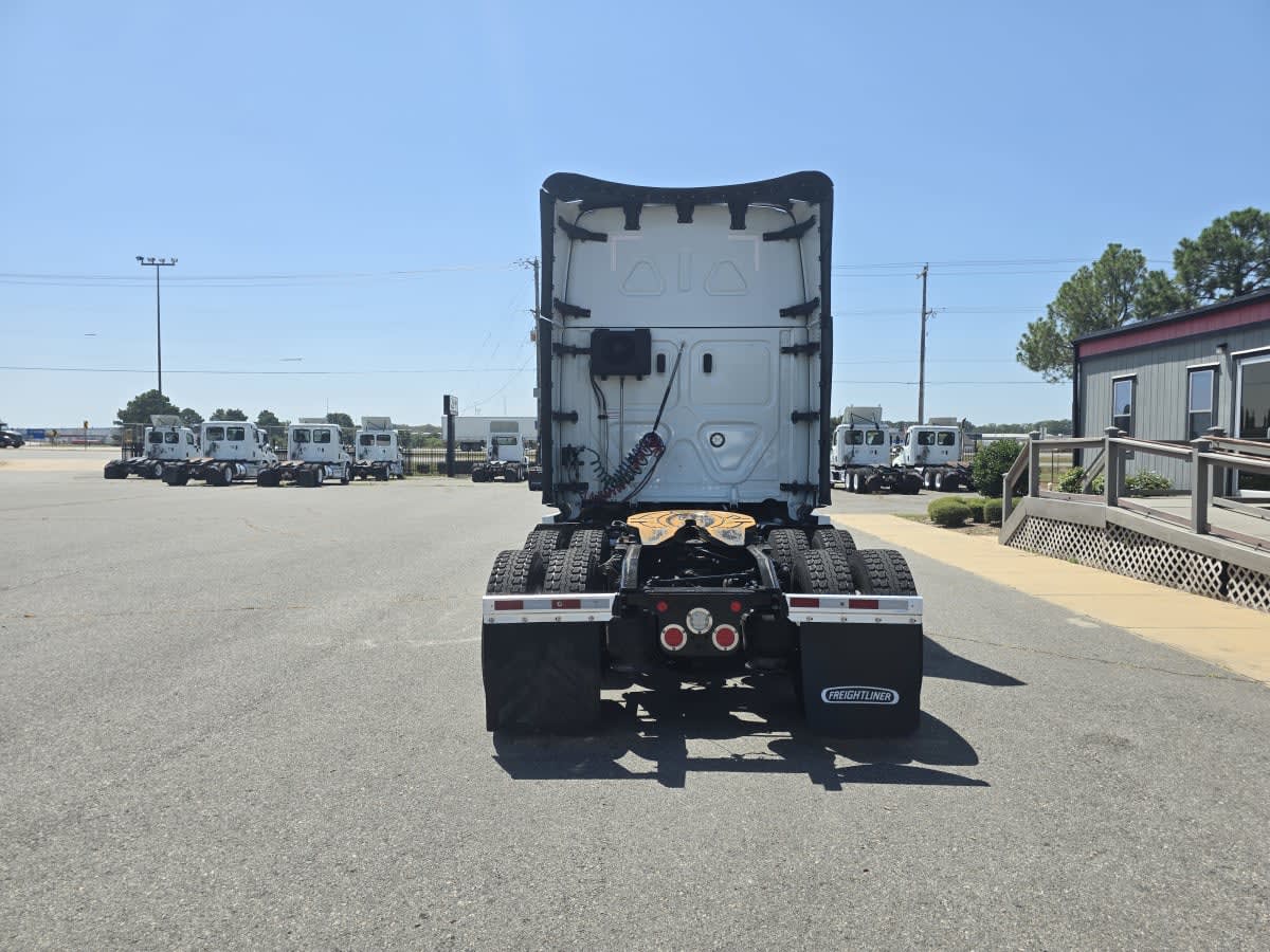 2022 Freightliner Cascadia in North Little Rock, AR — photo 5