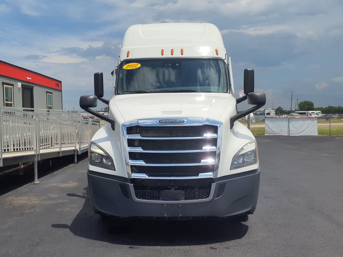 2022 Freightliner Cascadia in Clarksville, IN — photo 2