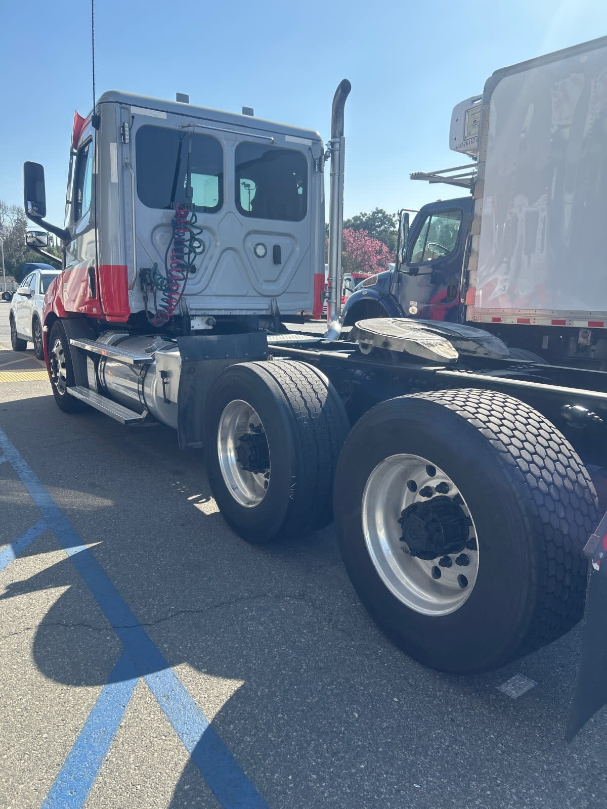 2022 Freightliner Cascadia in Pomona, CA — photo 6