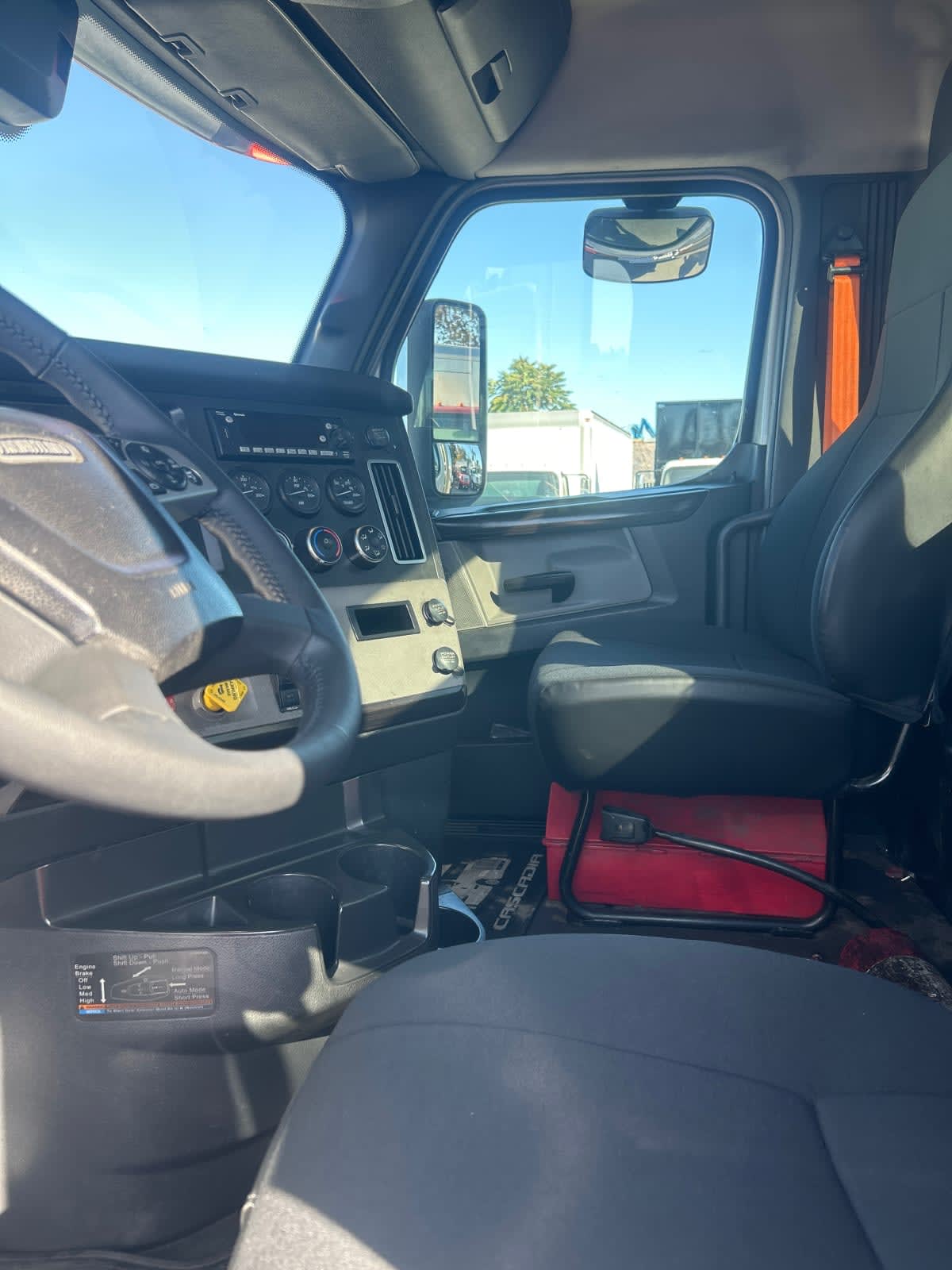 2022 Freightliner Cascadia in Montebello, CA — photo 7