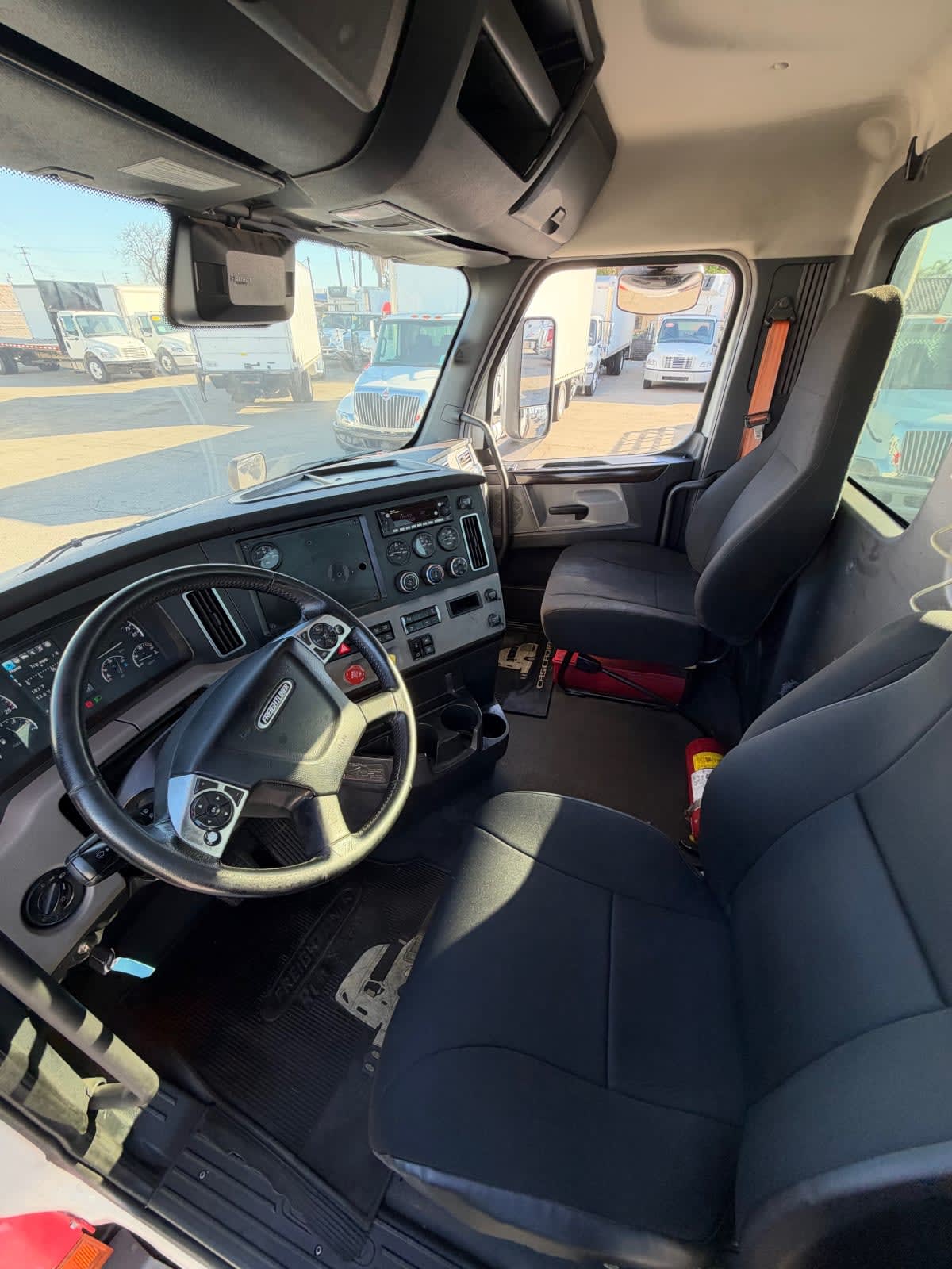 2022 Freightliner Cascadia in Montebello, CA — photo 7
