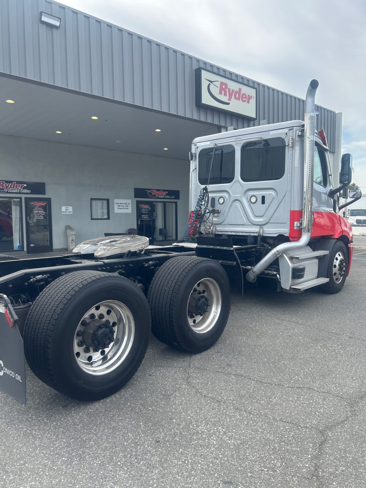 2022 Freightliner Cascadia in Pomona, CA — photo 4