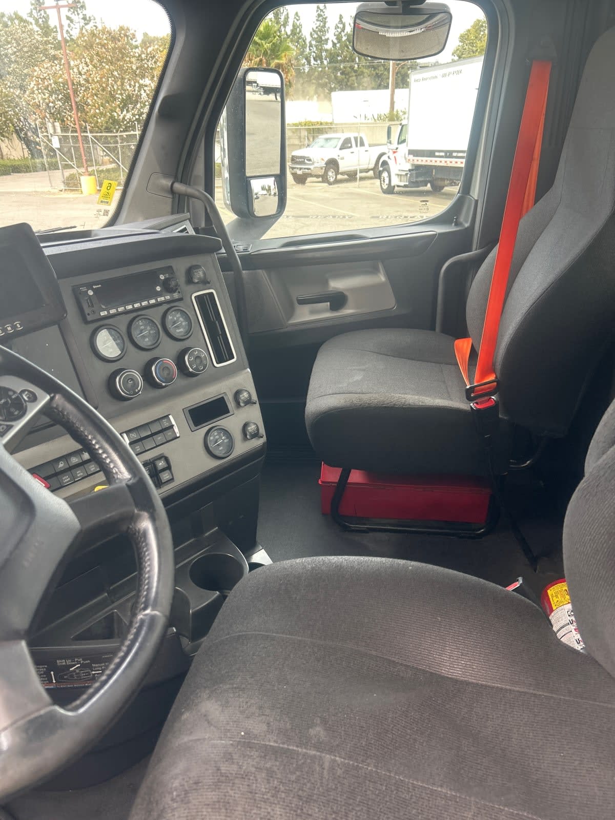 2022 Freightliner Cascadia in Pomona, CA — photo 7