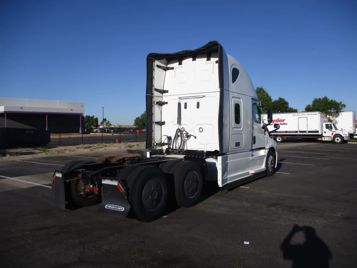 2022 Freightliner Cascadia in Commerce City, CO — photo 4