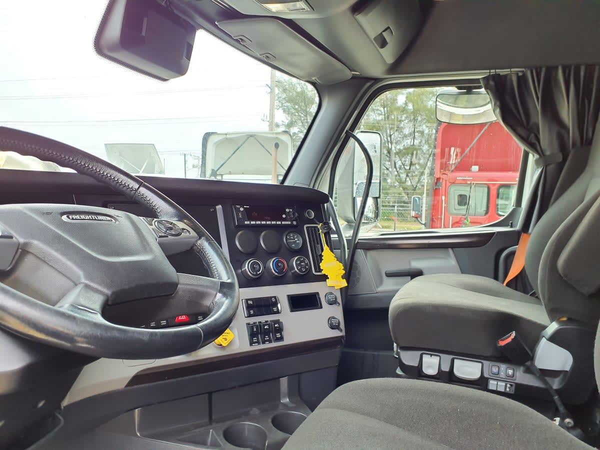 2022 Freightliner - image 7