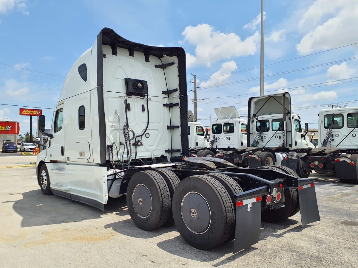 2022 Freightliner Cascadia in Miami, FL — photo 6