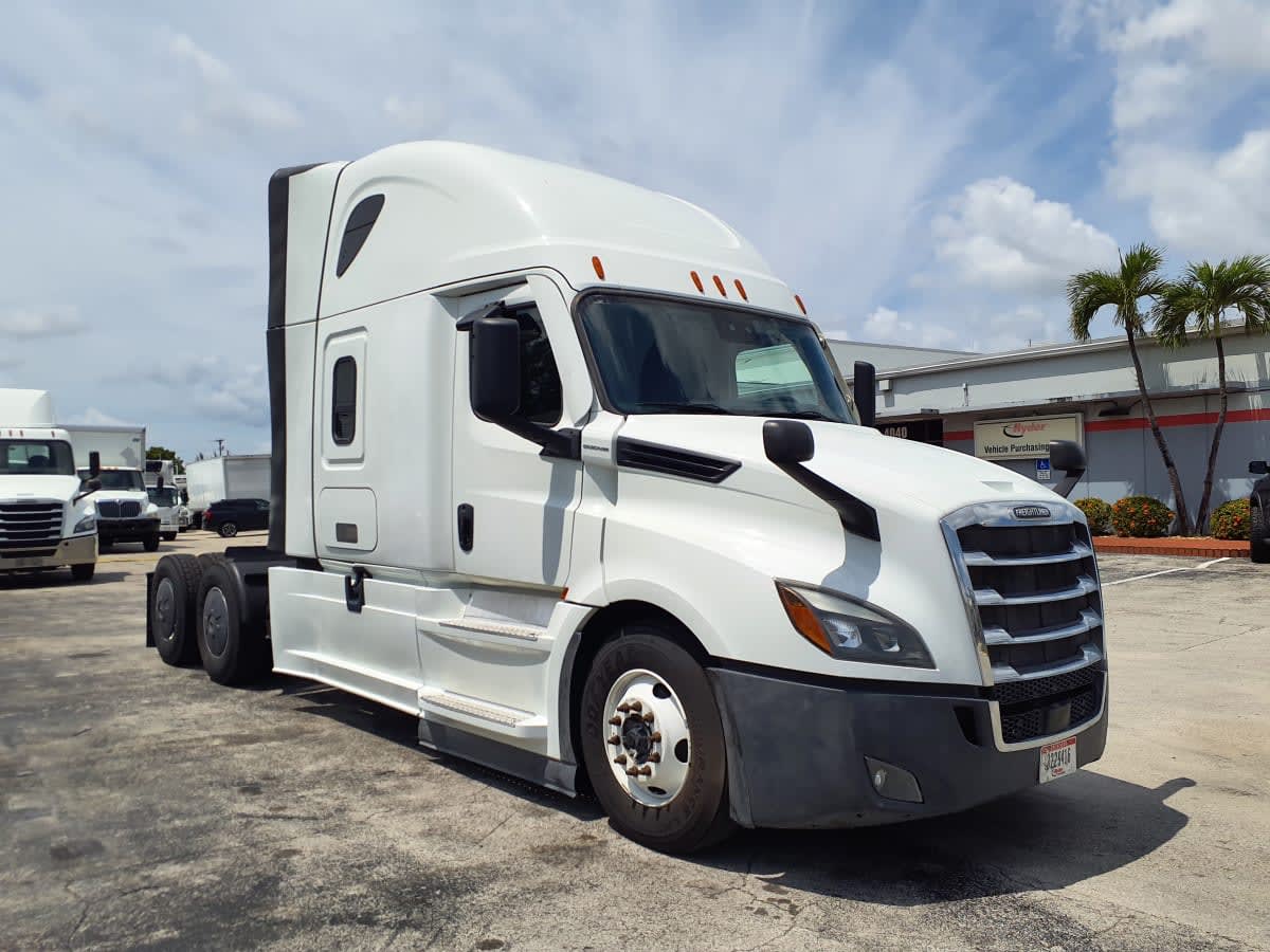 2022 Freightliner Cascadia in Miami, FL — photo 3