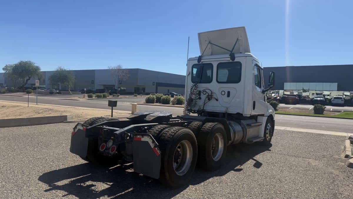 2022 Freightliner Cascadia in Phoenix, AZ — photo 4