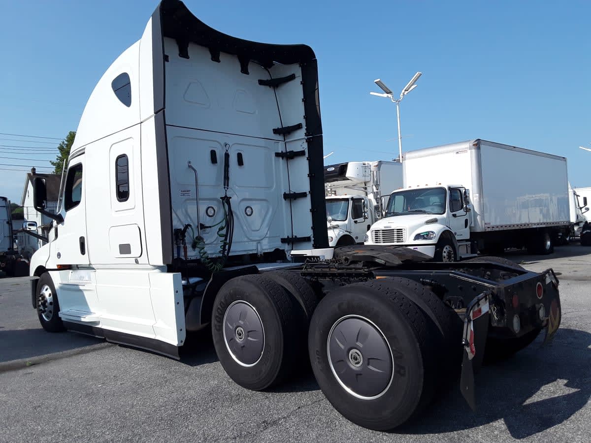 2023 Freightliner Cascadia in Allentown, PA — photo 6