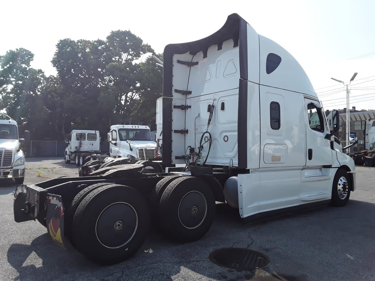 2023 Freightliner Cascadia in Allentown, PA — photo 4