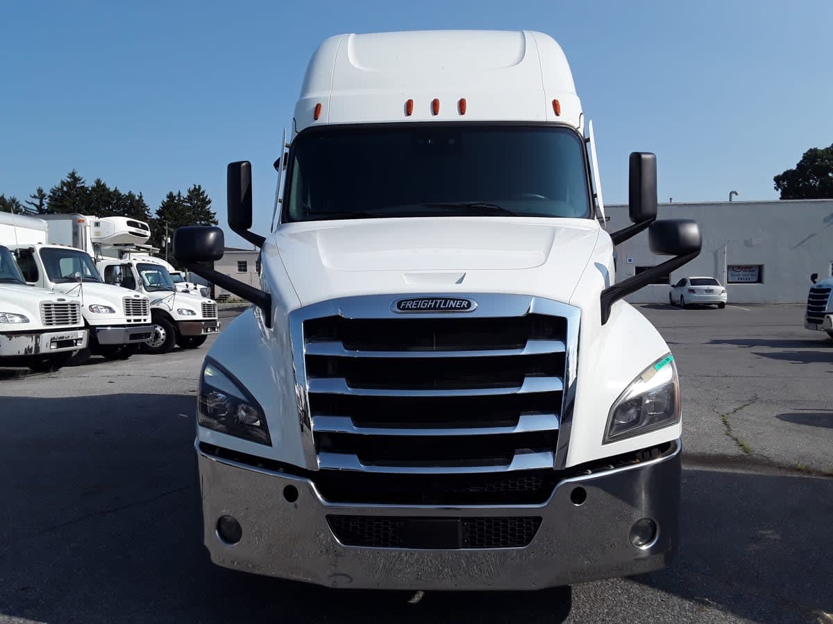 2023 Freightliner Cascadia in Allentown, PA — photo 2