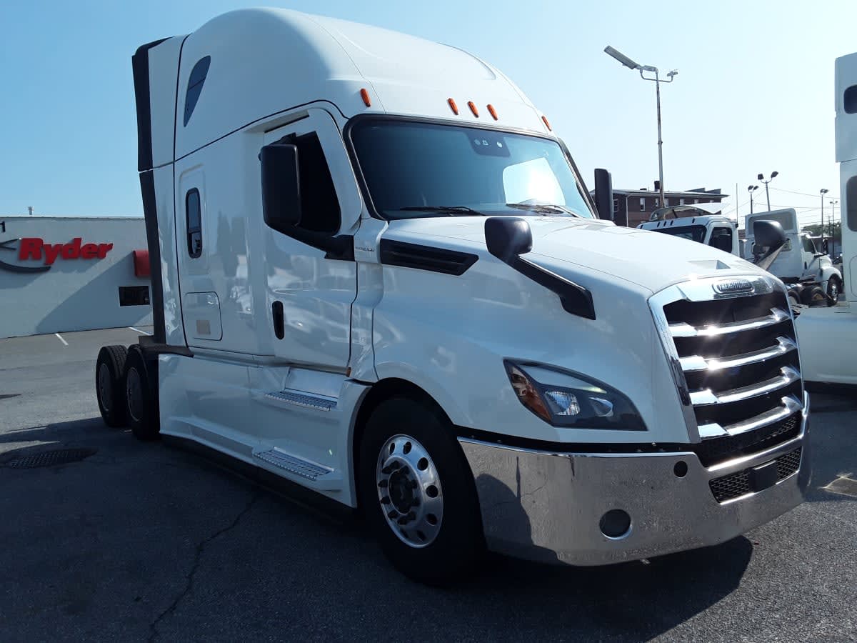 2023 Freightliner Cascadia in Allentown, PA — photo 3