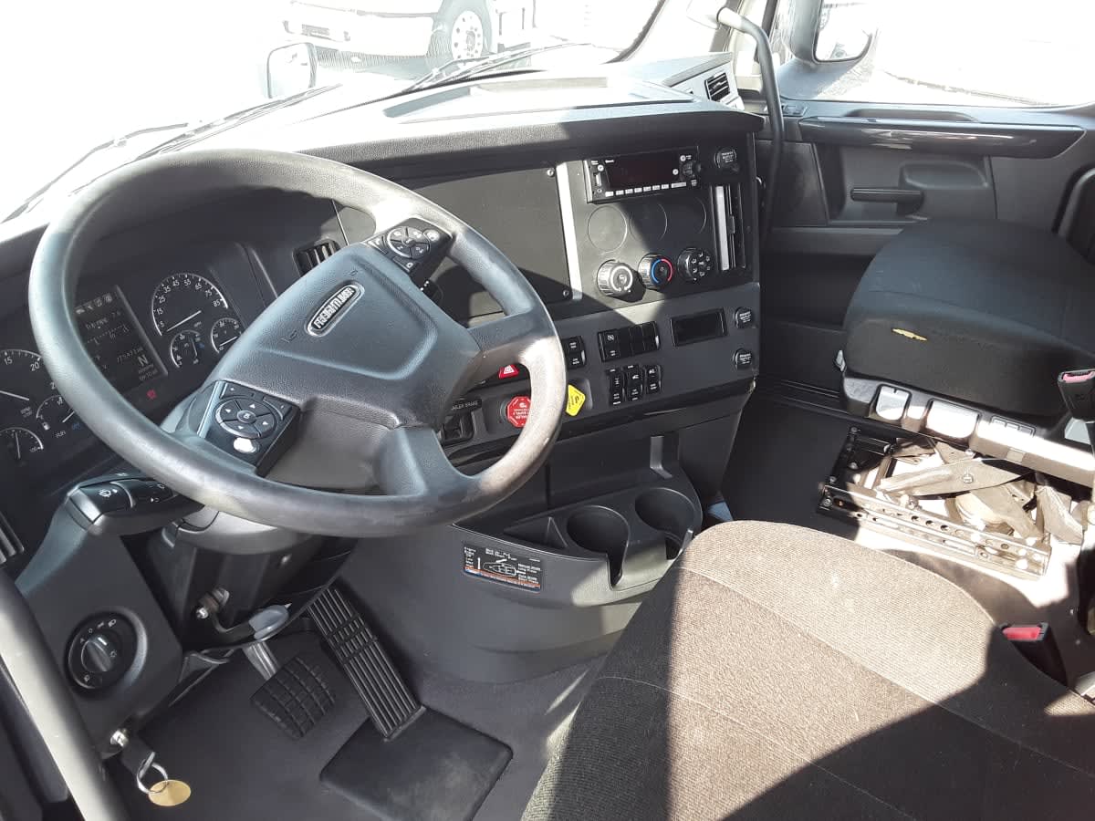 2023 Freightliner Cascadia in Allentown, PA — photo 7