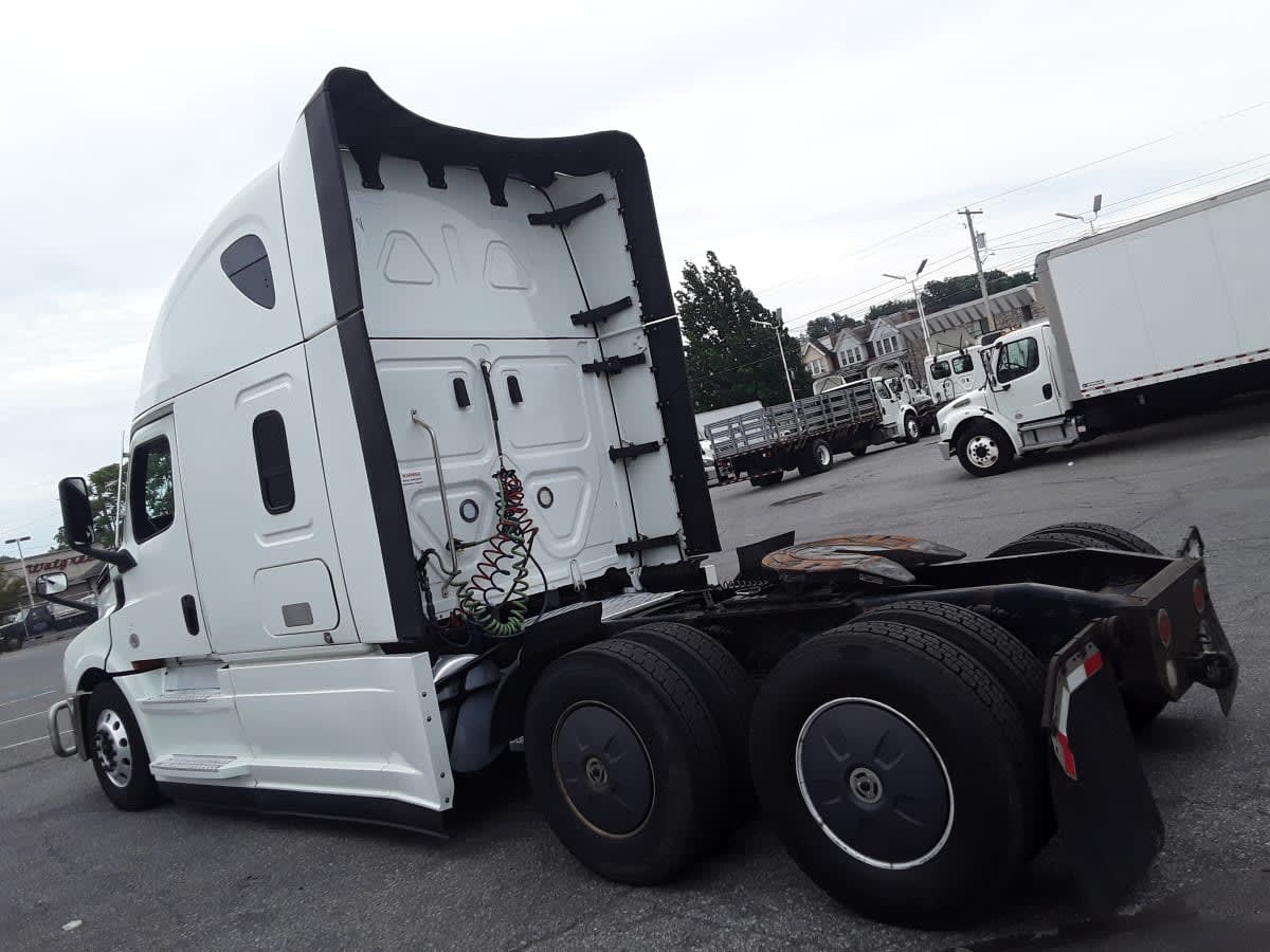 2023 Freightliner Cascadia in Allentown, PA — photo 6