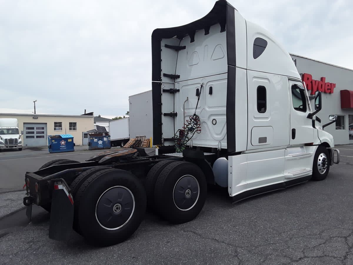 2023 Freightliner Cascadia in Allentown, PA — photo 4