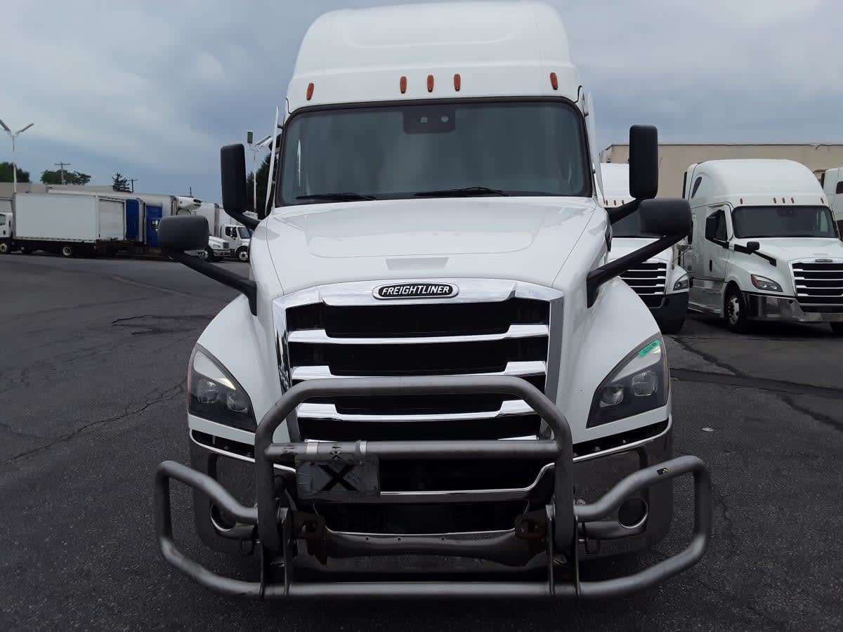2023 Freightliner Cascadia in Allentown, PA — photo 2