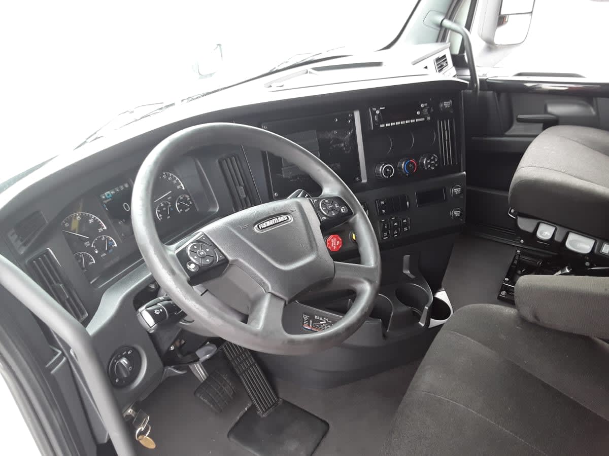2023 Freightliner Cascadia in Allentown, PA — photo 7