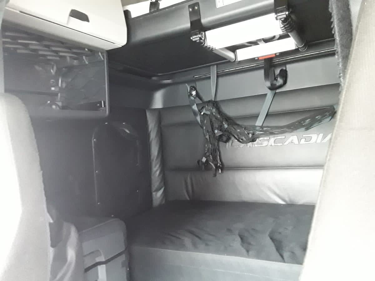 2023 Freightliner Cascadia in Allentown, PA — photo 8