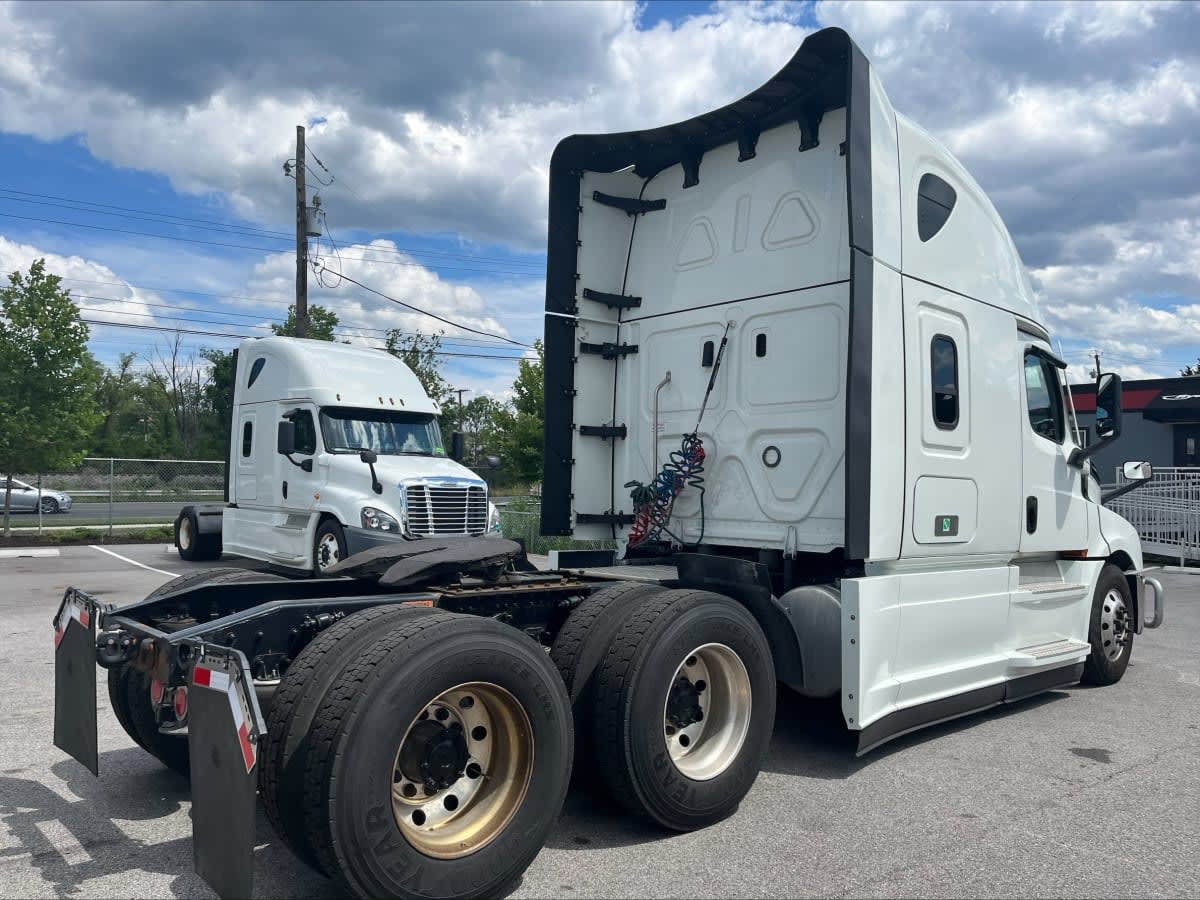 2022 Freightliner Cascadia in Beltsville, MD — photo 4