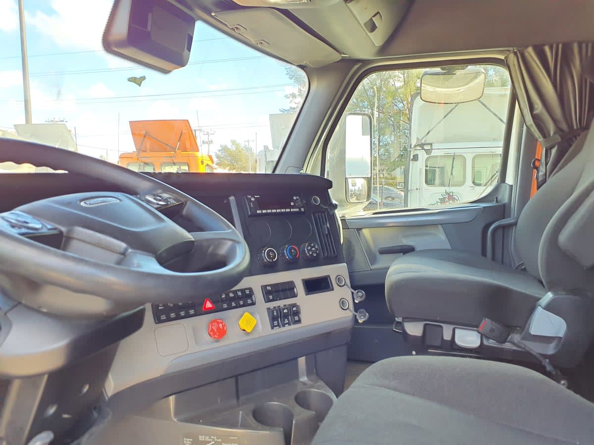 2022 Freightliner - image 7