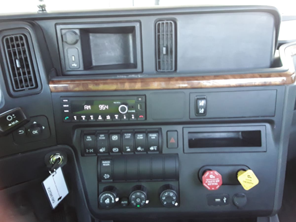 2022 Navistar International LT625 DAYCAB T/A 563622