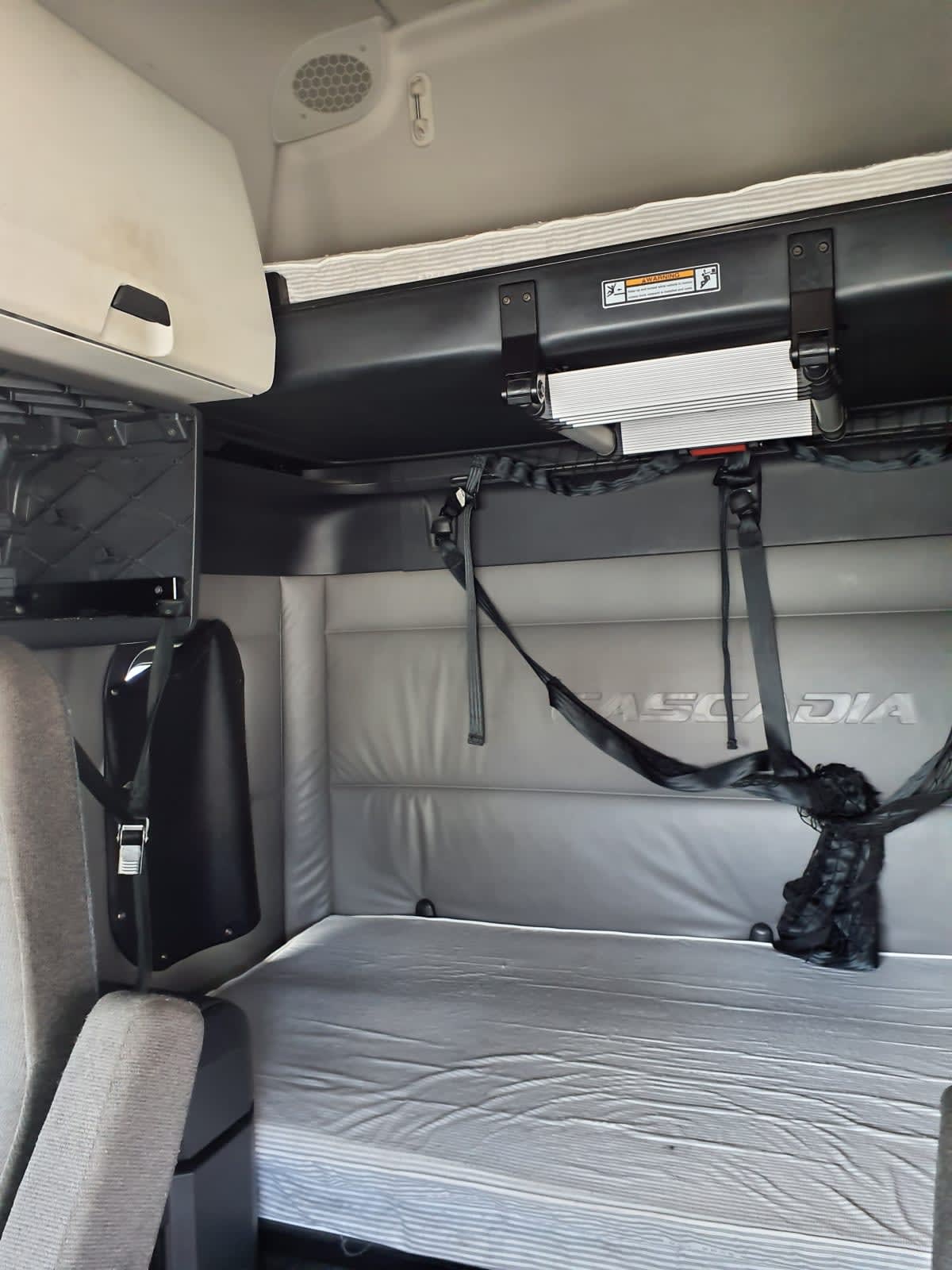 2022 Freightliner Cascadia in Miami, FL — photo 8