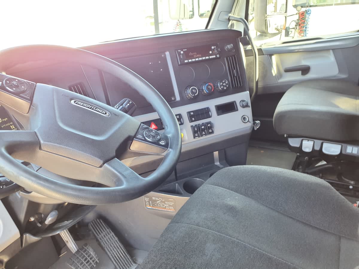 2022 Freightliner - image 7