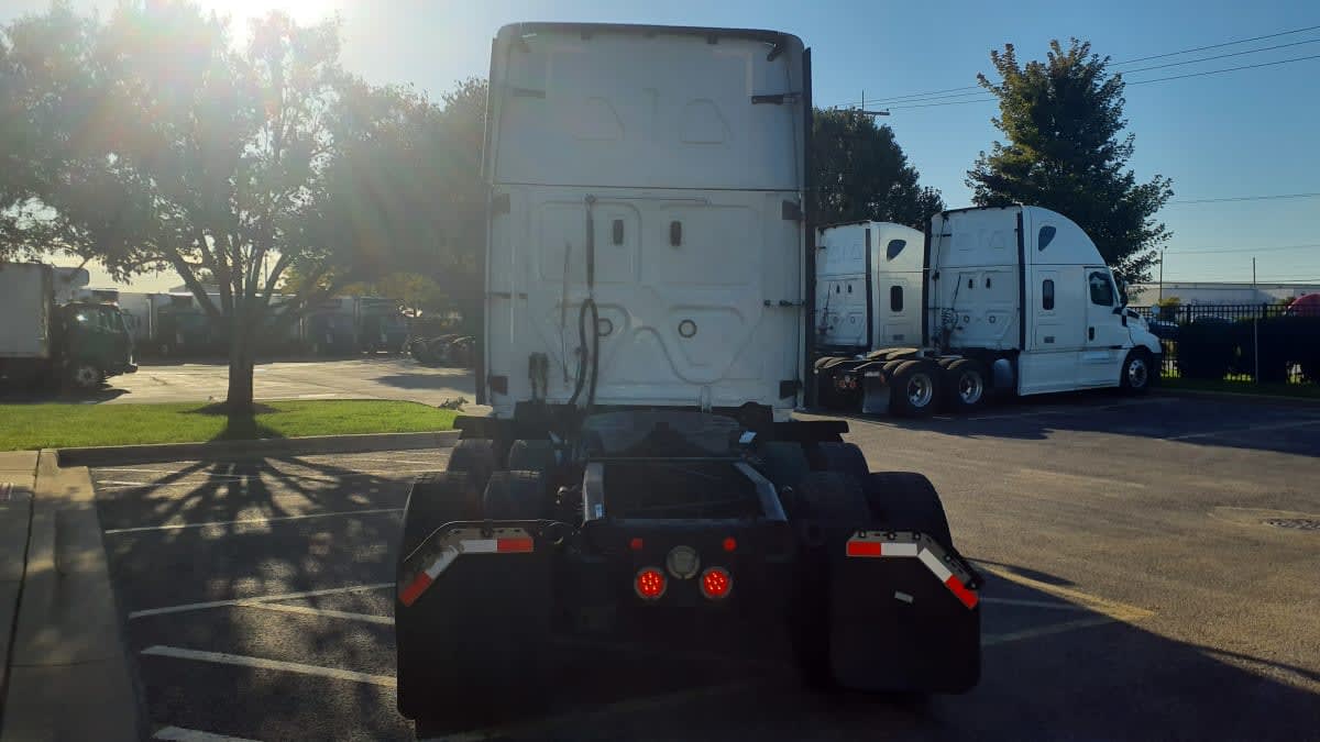 2022 Freightliner Cascadia in Bolingbrook, IL — photo 5