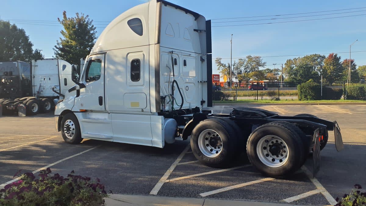 2022 Freightliner Cascadia in Bolingbrook, IL — photo 6