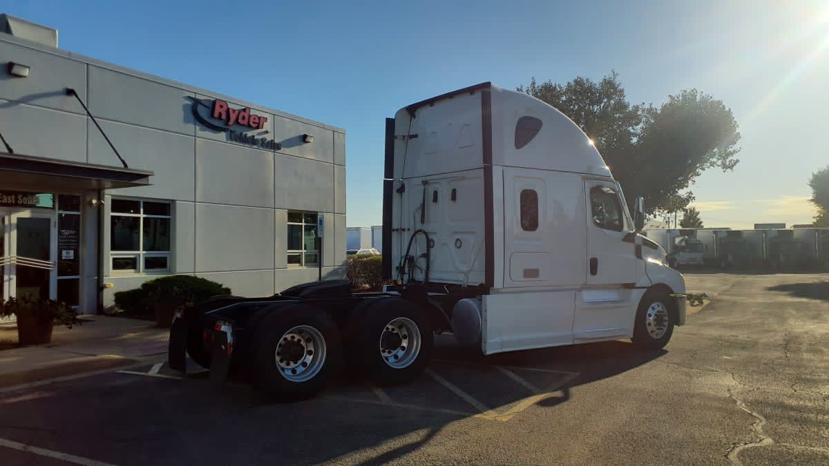 2022 Freightliner Cascadia in Bolingbrook, IL — photo 4