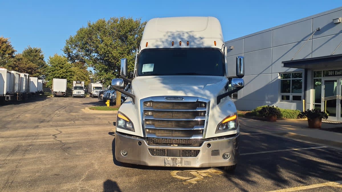 2022 Freightliner Cascadia in Bolingbrook, IL — photo 2