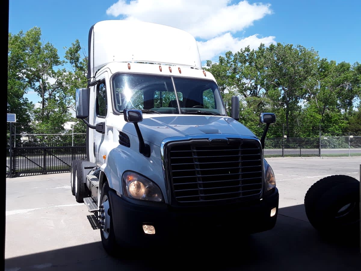 2015 Freightliner Cascadia in Kansas City, MO — photo 3