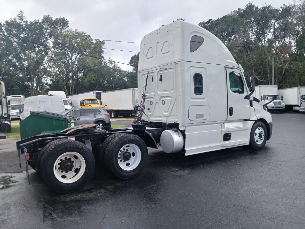 2022 Freightliner Cascadia in Jacksonville, FL — photo 4