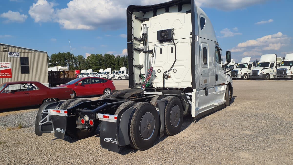 2022 Freightliner Cascadia in Birmingham, AL — photo 4