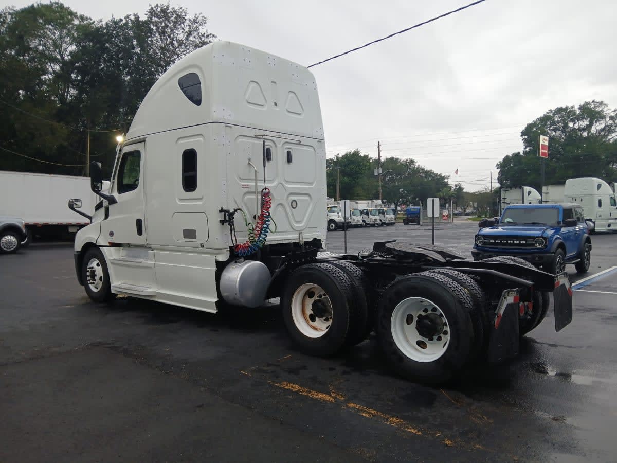 2022 Freightliner Cascadia in Jacksonville, FL — photo 6