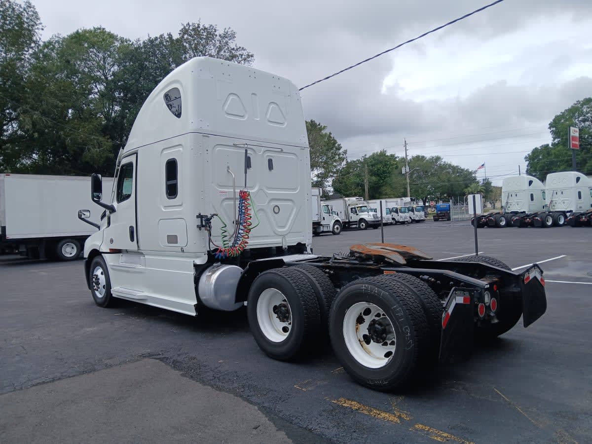 2022 Freightliner Cascadia in Jacksonville, FL — photo 6