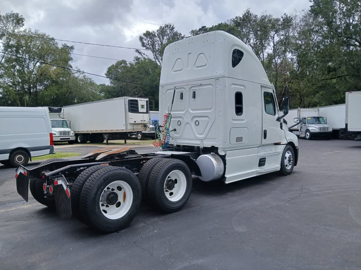 2022 Freightliner Cascadia in Jacksonville, FL — photo 4