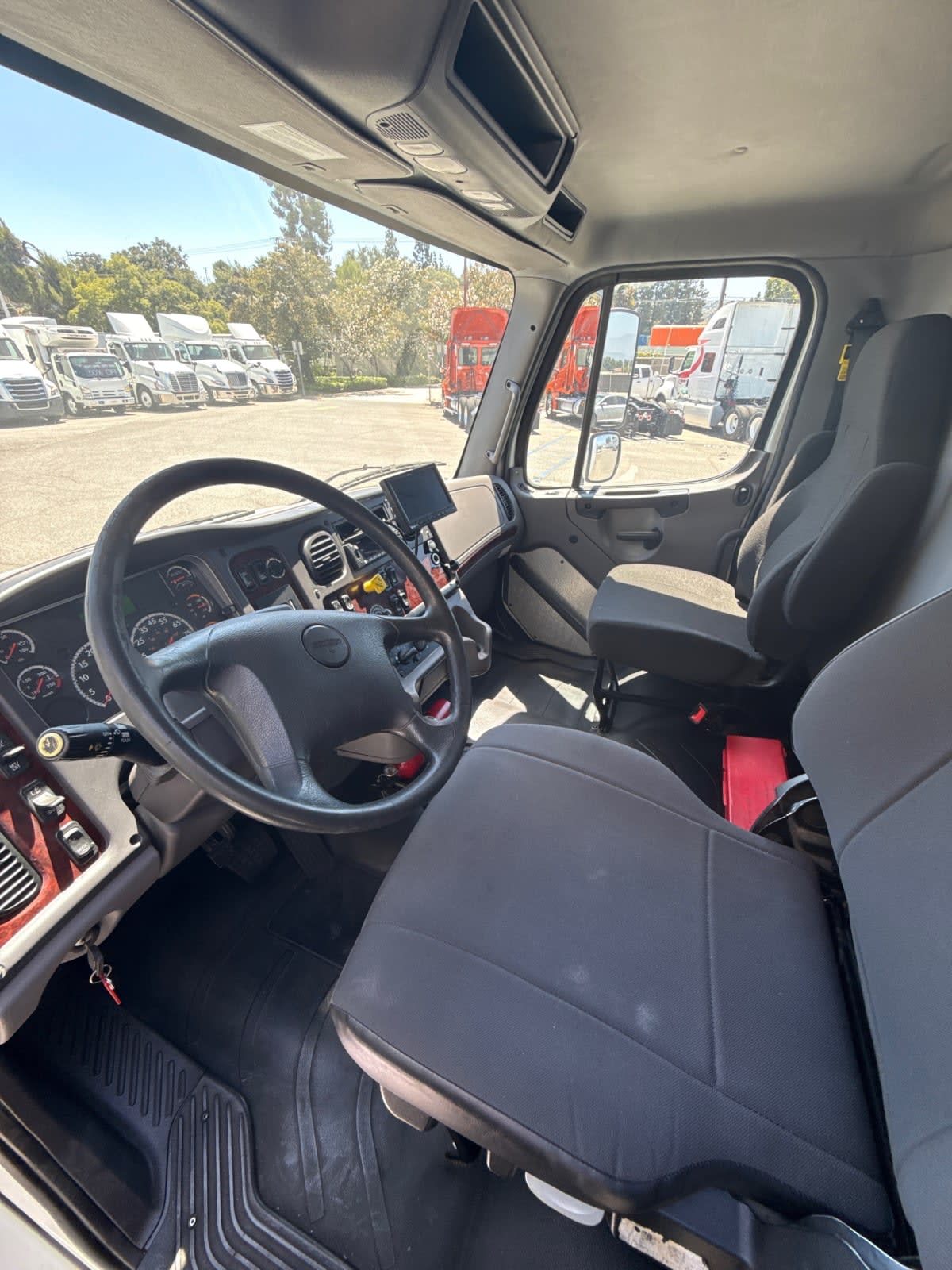 2022 Freightliner M2 106 in Pomona, CA — photo 7