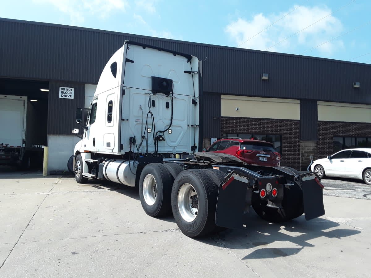 2022 Freightliner Cascadia in Kansas City, MO — photo 6