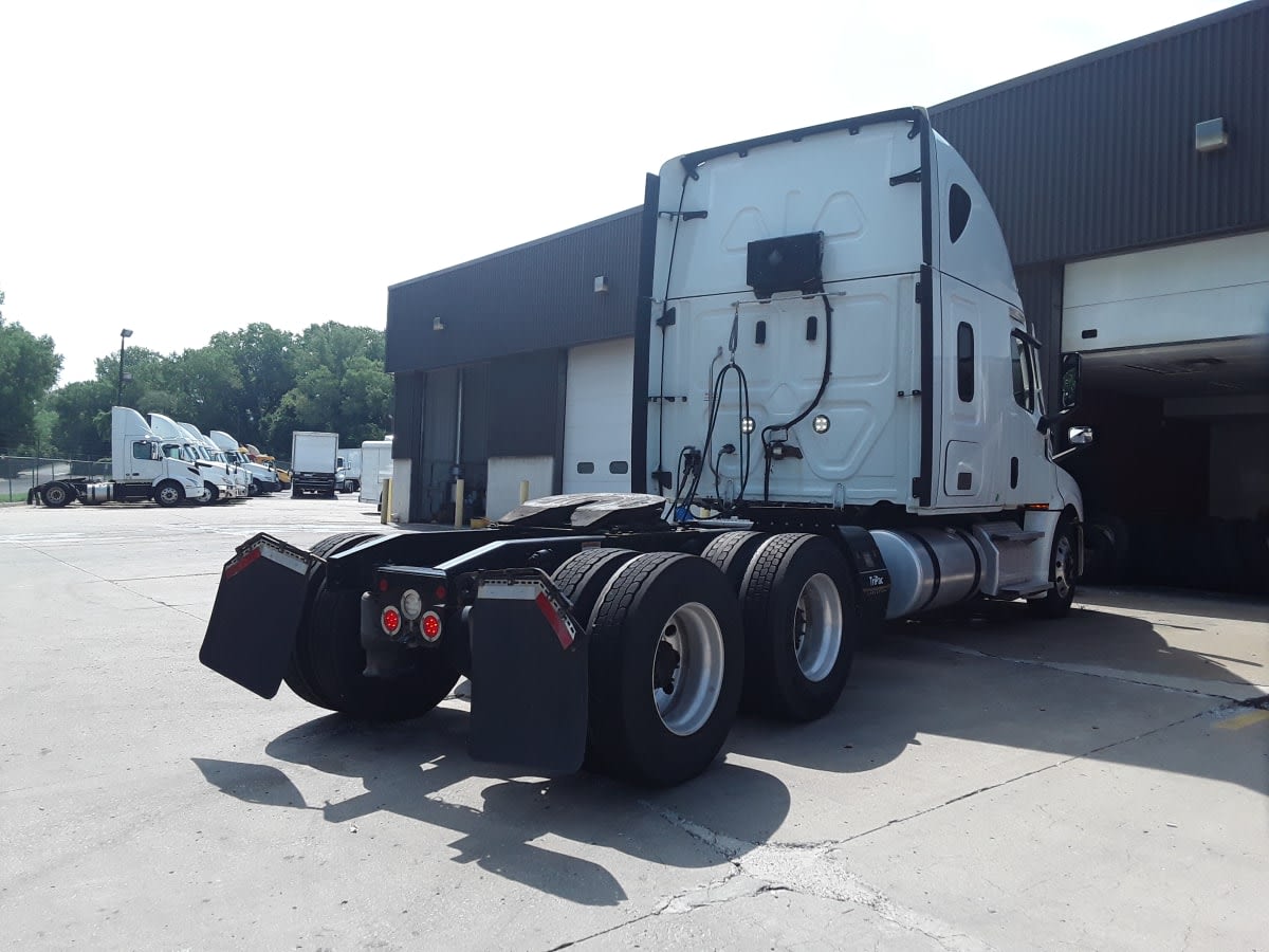 2022 Freightliner Cascadia in Kansas City, MO — photo 4