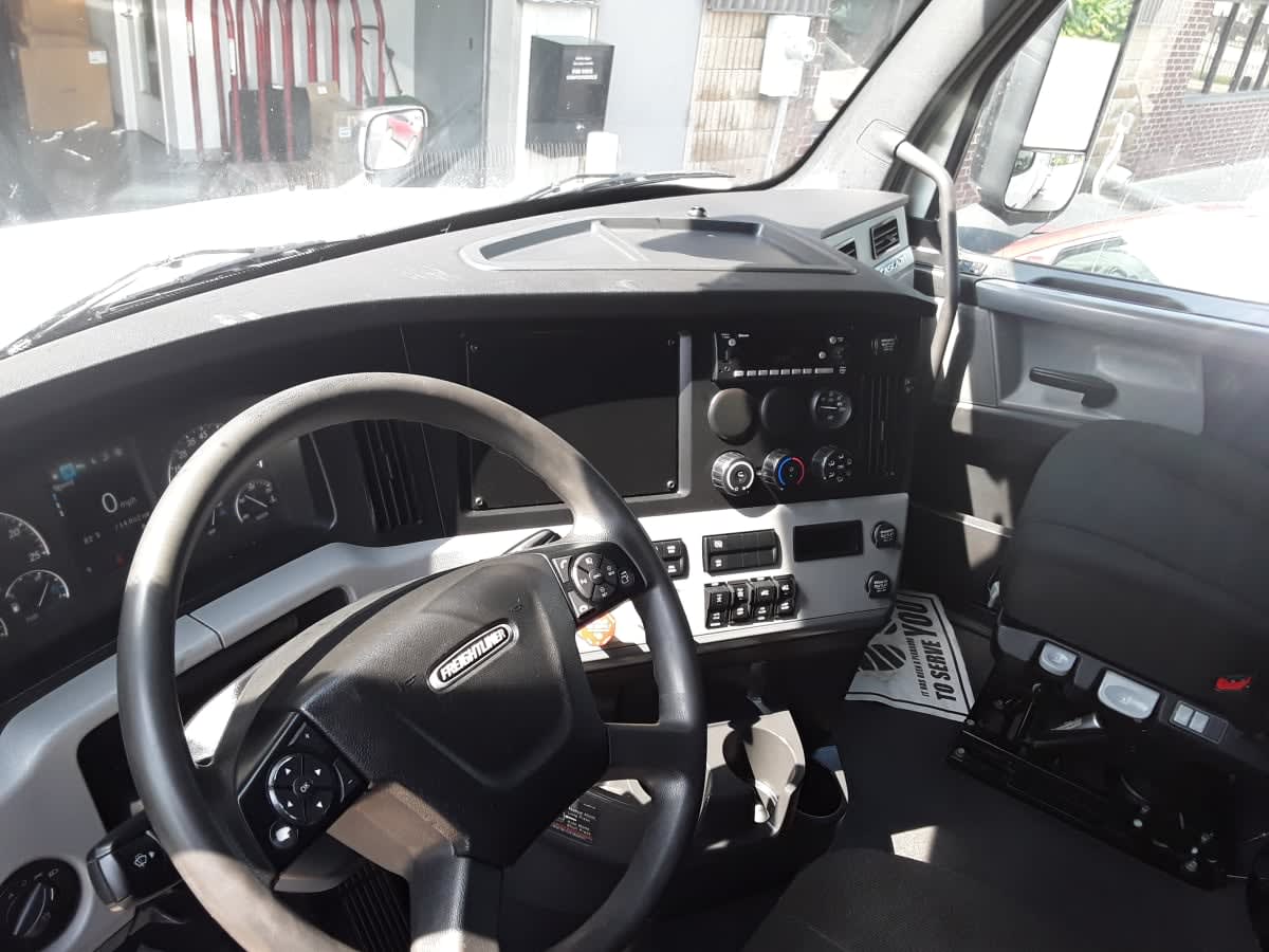 2022 Freightliner Cascadia in Kansas City, MO — photo 7