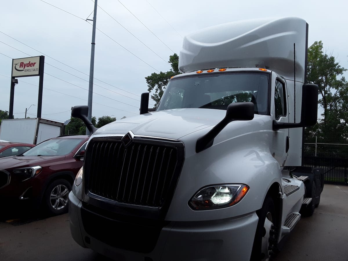 2022 Navistar International LT625 DAYCAB T/A 573804