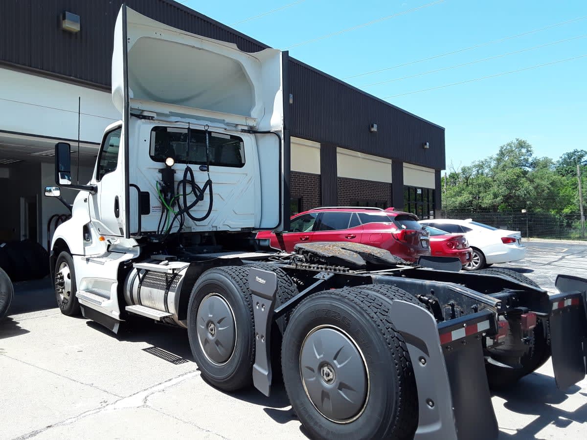 2022 Navistar International LT625 DAYCAB T/A 573806
