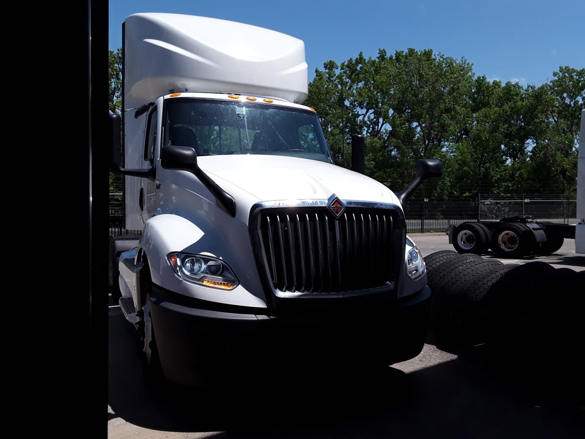 2022 Navistar International LT625 DAYCAB T/A 573806