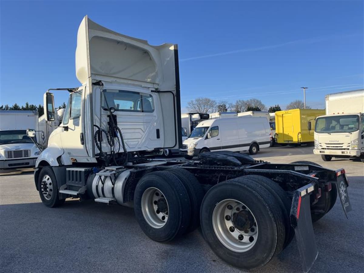 2016 International - image 6